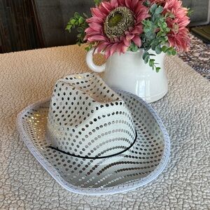 🌺 White Women's Cowboy Hat with Brim lined with Blinking  lights